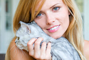 Meisje met een kat in haar armen