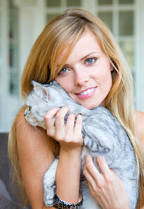 Meisje met kat in haar armen